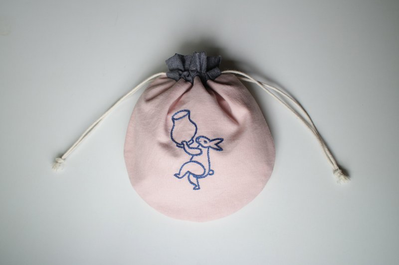 兔子扛大花瓶 刺绣束口袋 / 粉红布 蓝绣线 - 化妆包/杂物包 - 棉．麻 粉红色