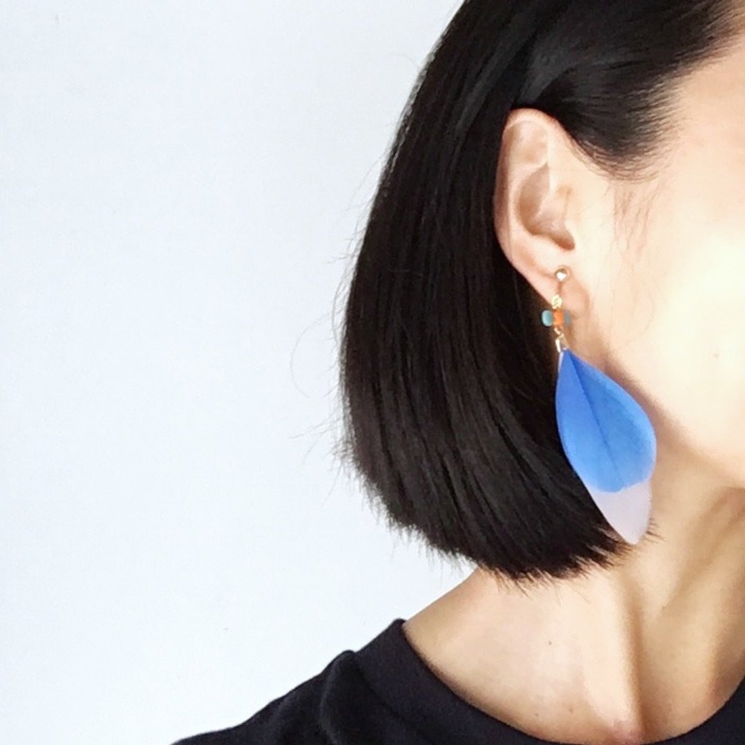 Ribbon type glass beads earrings or earrings with soft fluffing feathers - 耳环/耳夹 - 其他材质 蓝色