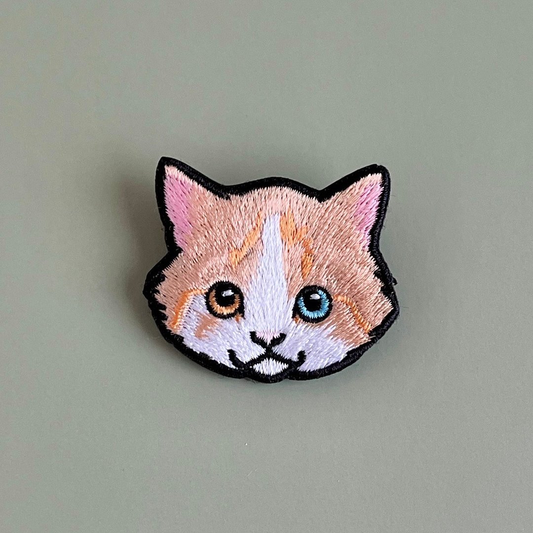 撒娇的猫咪 Benimaru 胸针 - 胸针 - 绣线 橘色