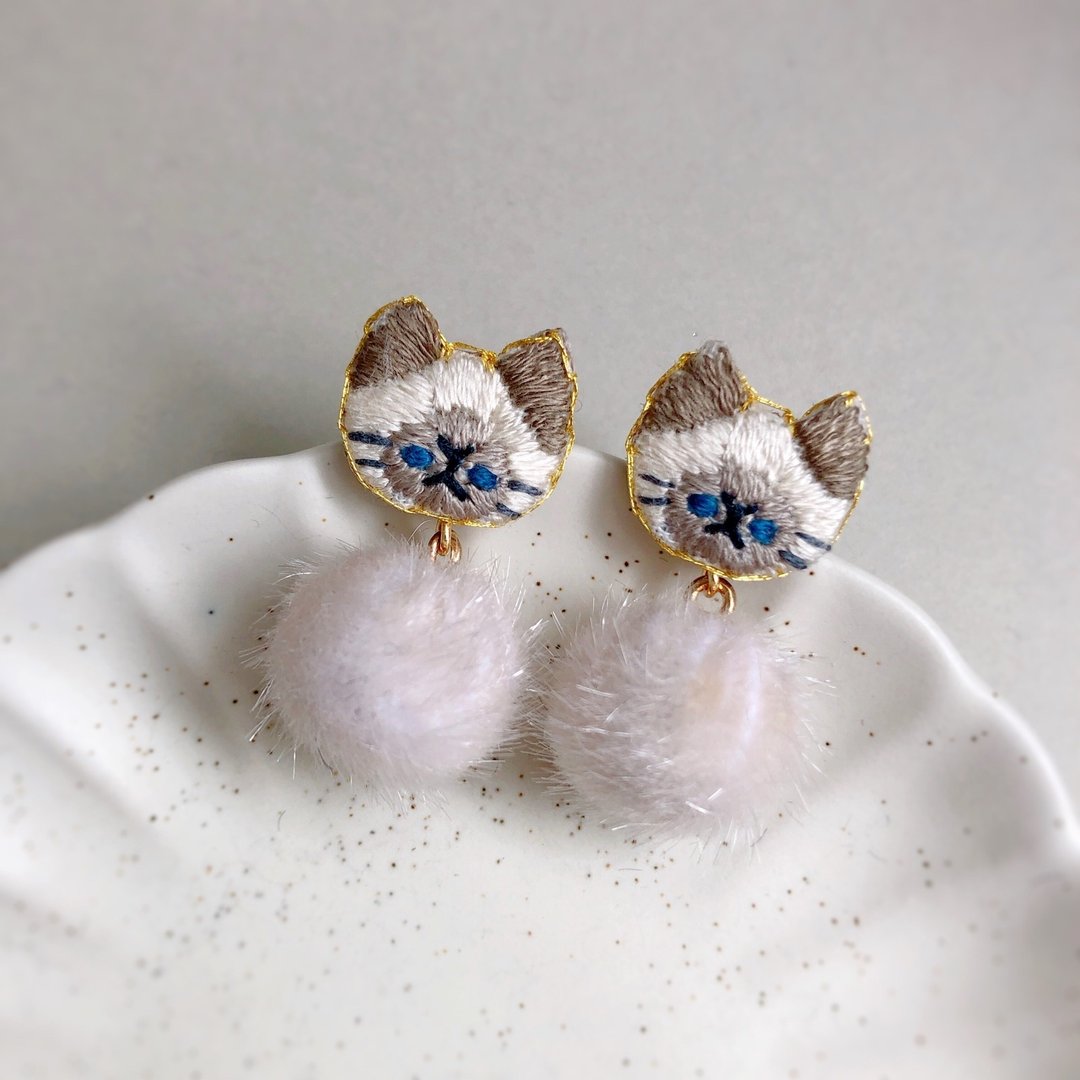 人造毛皮和貓刺繡耳環白色 - 耳环/耳夹 - 绣线 白色