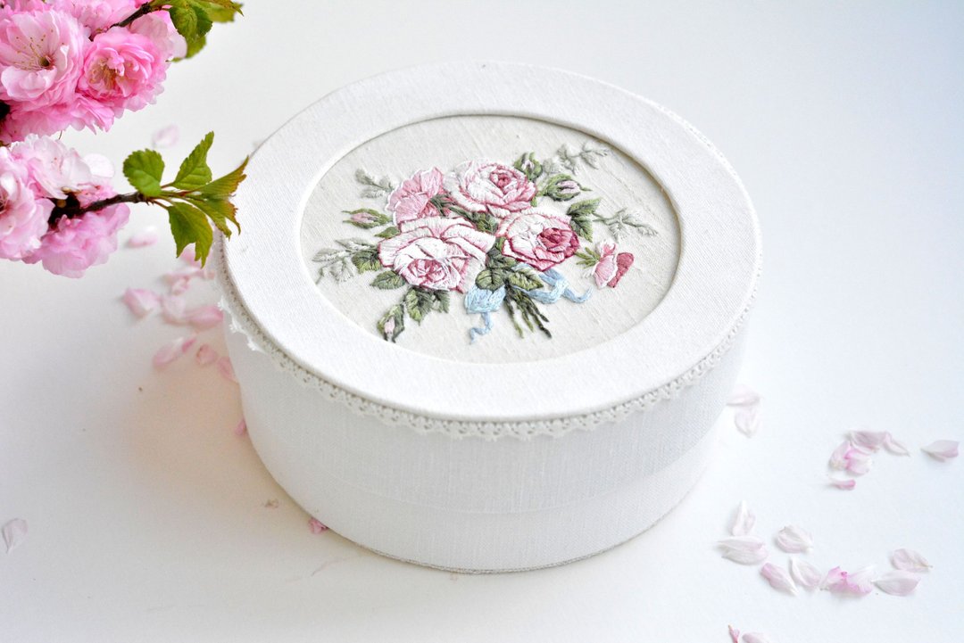 Jewelry gift box, shabby chic round box with roses for her, embroidered bouquet - 收纳用品 - 亚麻 粉红色