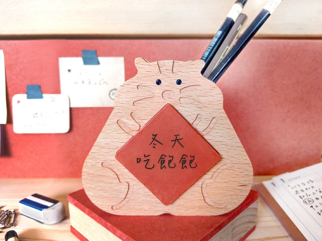 旺旺仓鼠原木笔筒 - 定制化刻字 - 笔筒/笔座 - 木头 咖啡色