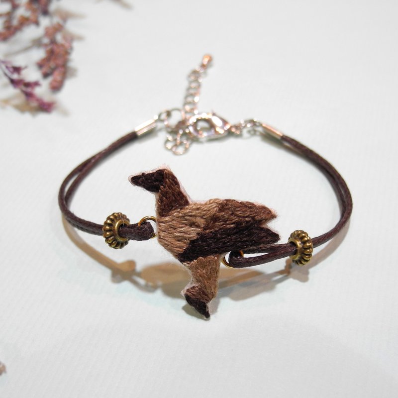 折纸系刺绣咖啡色（巧克力色）渐层飞翔纸鹤 手链 手工刺绣 - 手链/手环 - 绣线 咖啡色