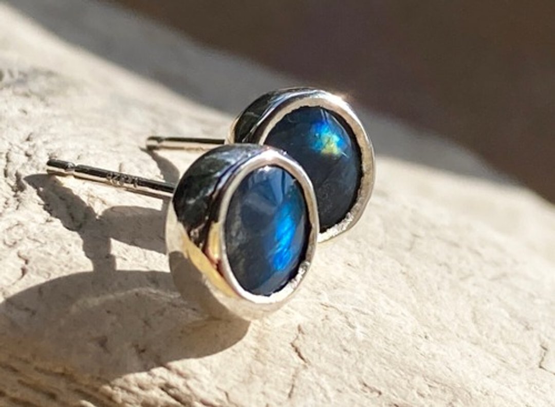 Finnish Gemstone ◇ Spectrolite (spectrolite) SV stud earrings (for both ears) - 耳环/耳夹 - 宝石 