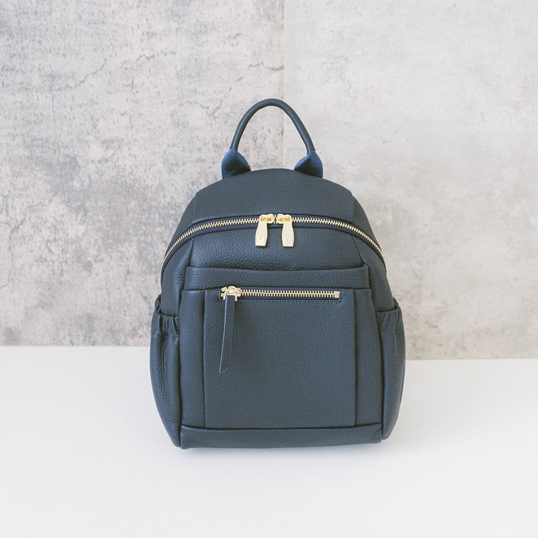 真皮多功能亮眼后背包 X1968 蓝 M - 后背包/双肩包 - 真皮 蓝色