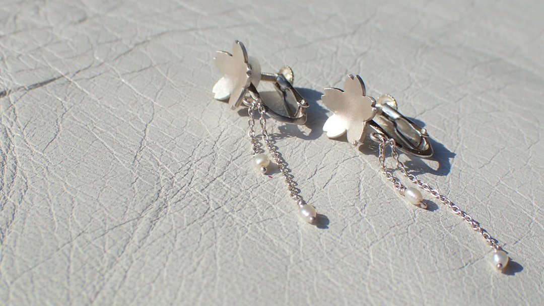sacra Sakura Silver Clip-On Clip-on Earrings - 耳环/耳夹 - 银 银色