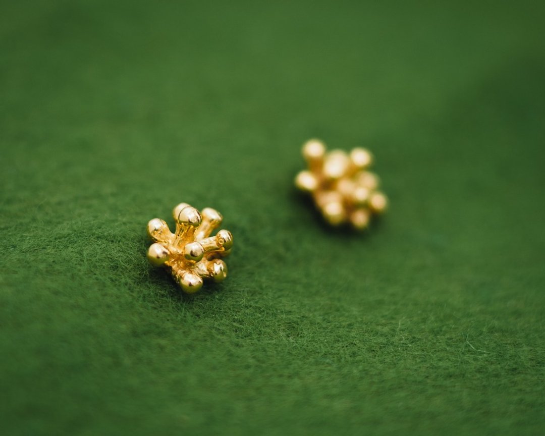 Nandina GOLD earrings - small earrings - Stud earrings - Modern earrings - 耳环/耳夹 - 其他金属 金色