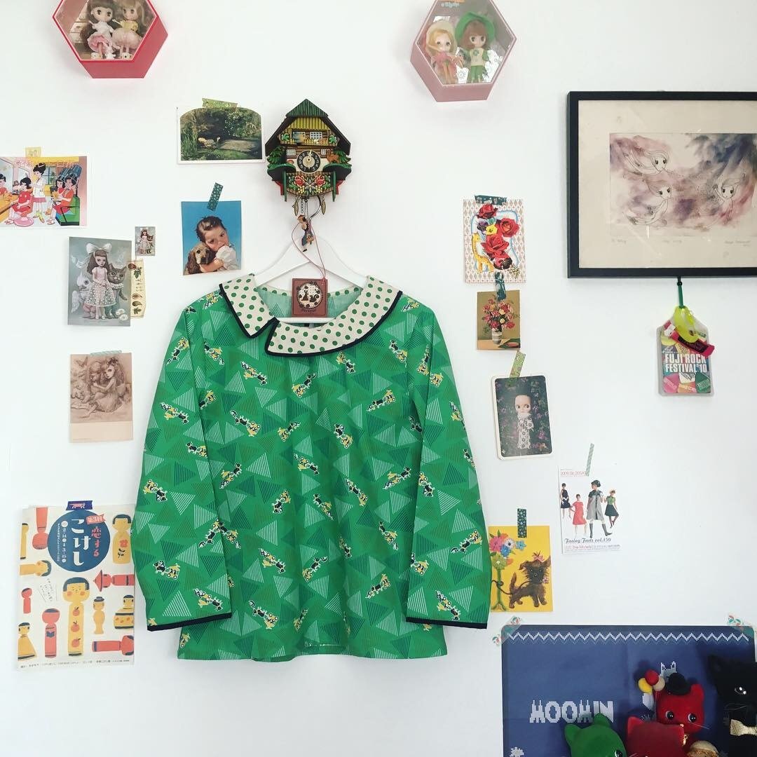Cute handmade Japanese cotton fabric Donkey & Penguins long sleeves blouse - 女装衬衫 - 棉 绿色