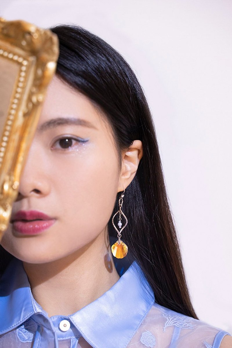 【珠贝】曲线珍珠水晶贝壳耳环 女朋友礼物 七夕礼物 圣诞礼物 - 耳环/耳夹 - 水晶 白色