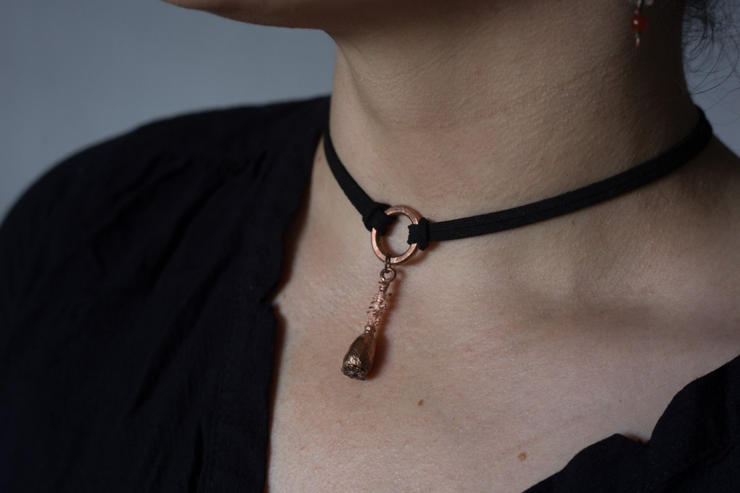 Black O ring choker with real poppy seed pod charm, Thin Choker - 颈链 - 铜/黄铜 