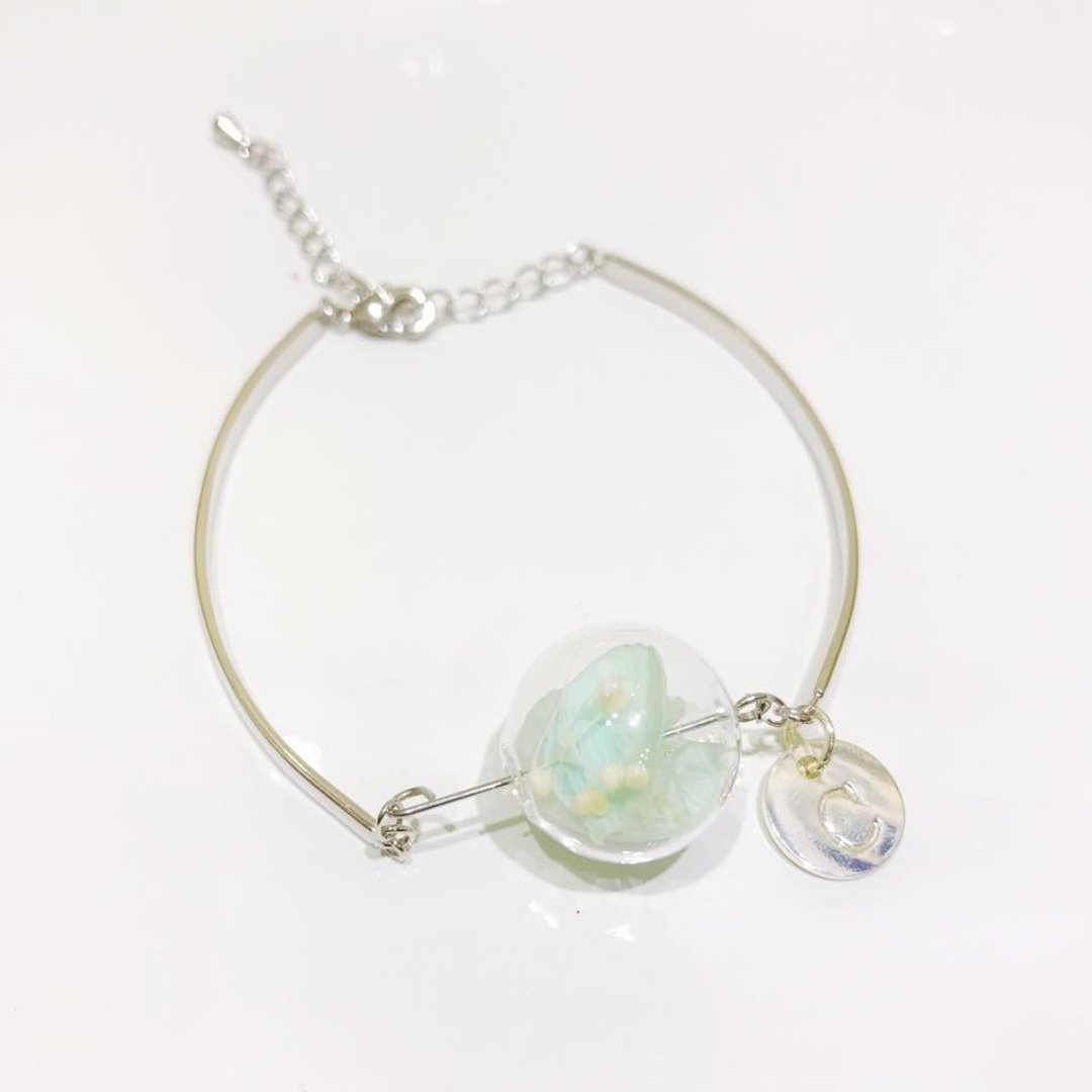 LaPerle 泡泡玻璃 珠子 不凋花 粉绿 保鲜花  个人化 定制化 英文 字母 小圆牌 婚礼 结婚 姐妹 礼物 圆珠 手链 手链 手镯 几何 原创 手作 - 颈链 - 植物．花 绿色