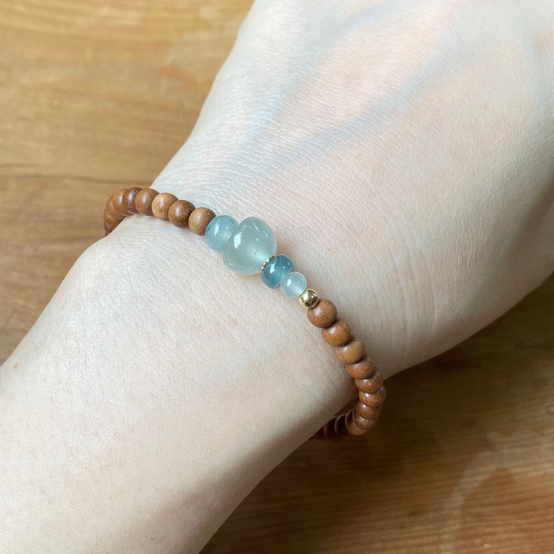 拈翠-天然缅甸翡翠x正印度老山黑肉檀香设计手串 - 手链/手环 - 木头 金色