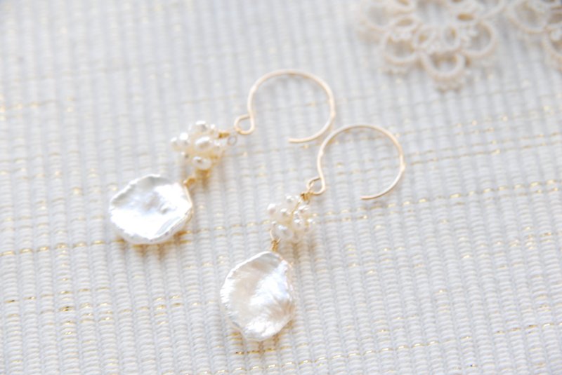 Earrings with pearls like mulberry 14kgf - 耳环/耳夹 - 宝石 白色