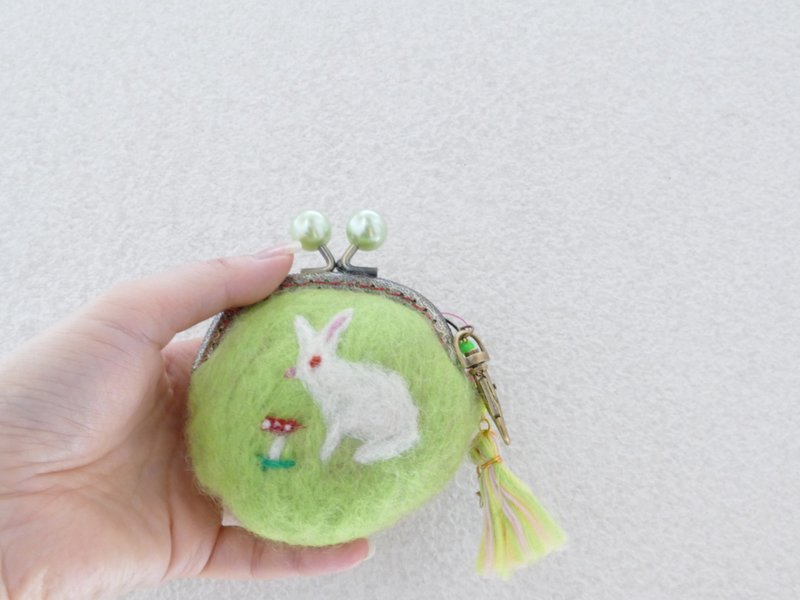 Wool felt rabbit mouth rabbit pearl mouthpiece yellow-green - 化妆包/杂物包 - 羊毛 绿色