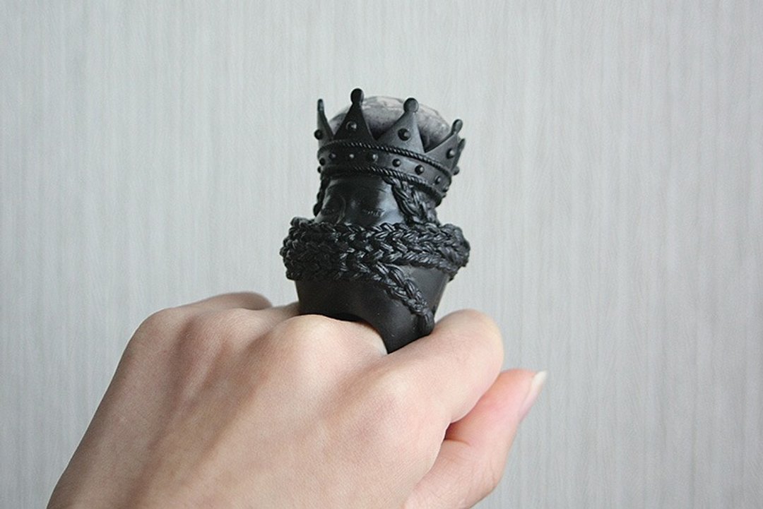 Q-TA × CHIMNEY "Princess of braids" - 戒指 - 塑料 黑色