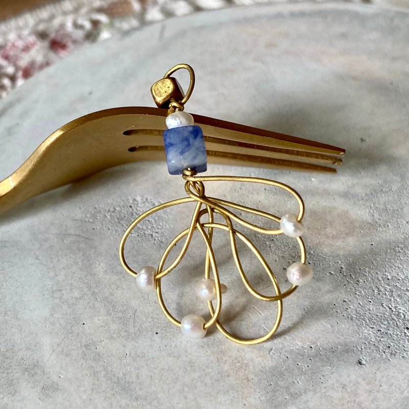 老林杂货 | 苏打石珍珠花型耳环 (针式 / 夹式) - 耳环/耳夹 - 其他金属 金色