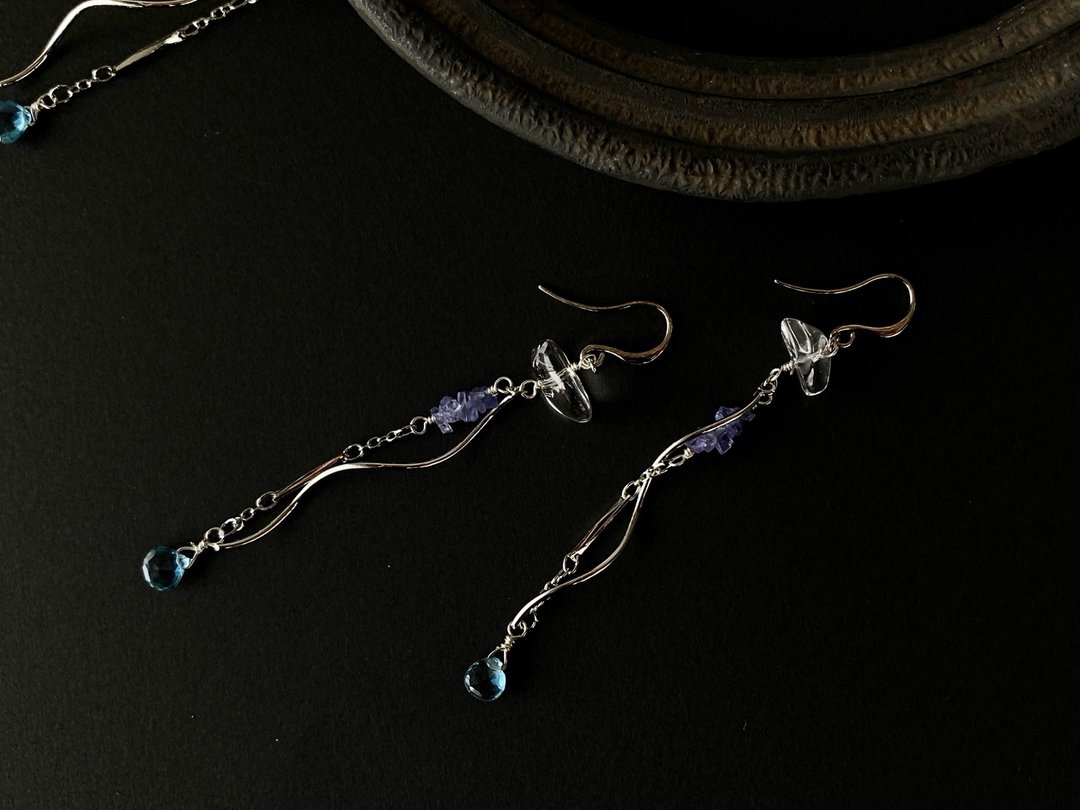Sapphire and London blue topaz and crystals / earrings / Clip-On that emphasize their presence and lead to success [Birthstones in April, September and November] - 耳环/耳夹 - 半宝石 蓝色