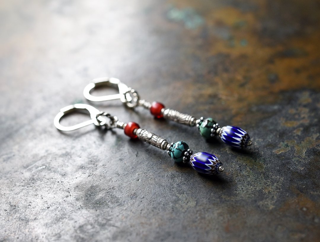 Small chevron beads and gold red white hearts, turquoise, Karen Silver ring earrings - 耳环/耳夹 - 玻璃 蓝色