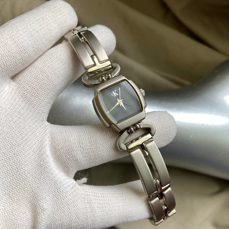 CK Calvin Klein 雾银灰金属感 表盘印ck字样 立体镜面 古董表 - 女表 - 其他金属 银色