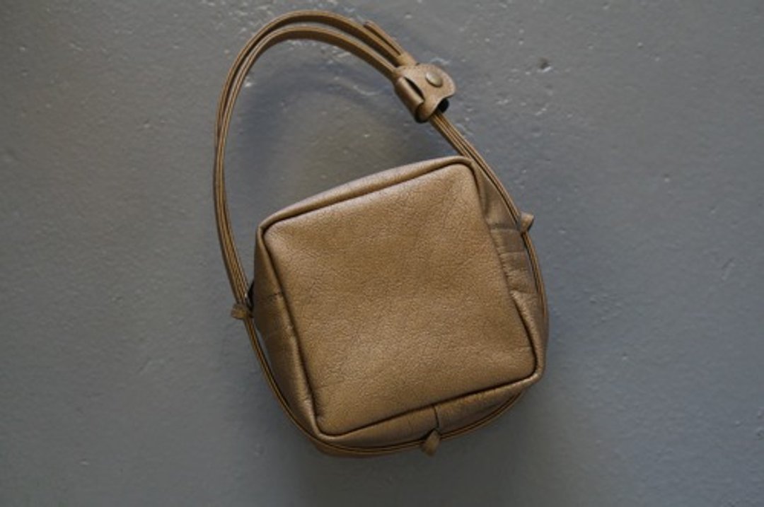 GOLD Shrink Leather Cube Pochette ◎ With interior key chain: Full pocket function. - 侧背包/斜挎包 - 真皮 