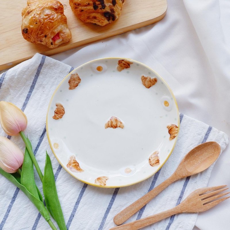 Hand painted porcelain plate | croissant relief - 浅碟/小碟子 - 陶 咖啡色