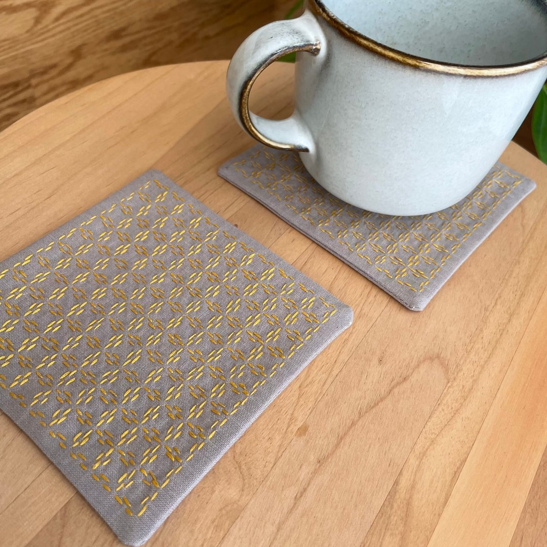 2 件组 Sashiko 杯垫，网格灰褐色，刺绣杯架，可水洗，方形，厨房，布艺杯垫，刺绣，礼物，咖啡厅，咖啡，黄色，简约，生日 - 杯垫 - 棉．麻 卡其色