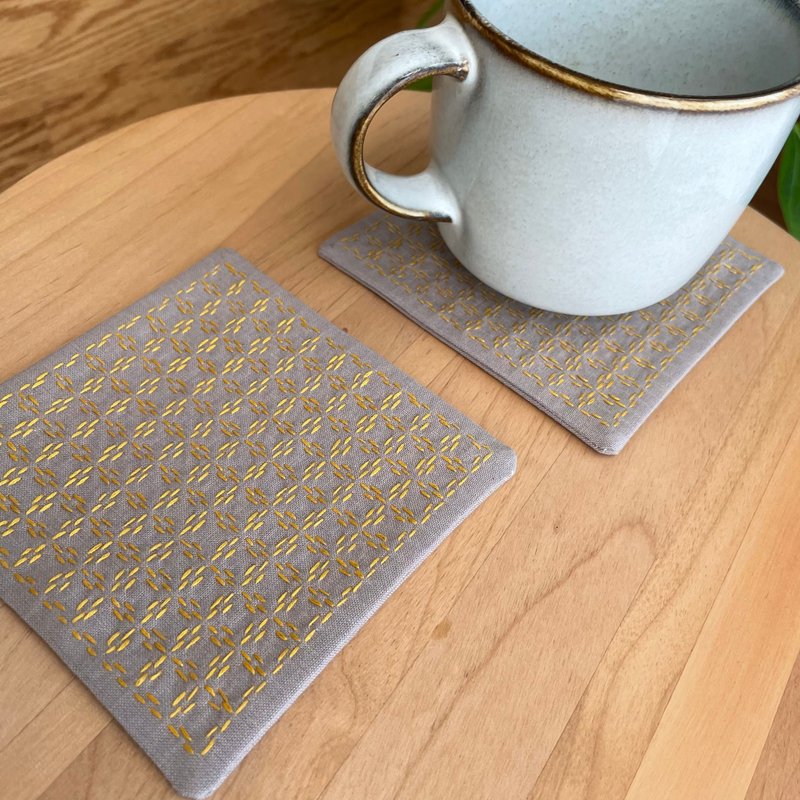 2 件组 Sashiko 杯垫，网格灰褐色，刺绣杯架，可水洗，方形，厨房，布艺杯垫，刺绣，礼物，咖啡厅，咖啡，黄色，简约，生日 - 杯垫 - 棉．麻 卡其色