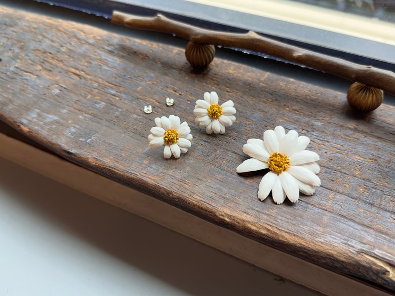 缺瓣皮革雏菊925纯银耳针耳环│襟针 - 胸针 - 真皮 