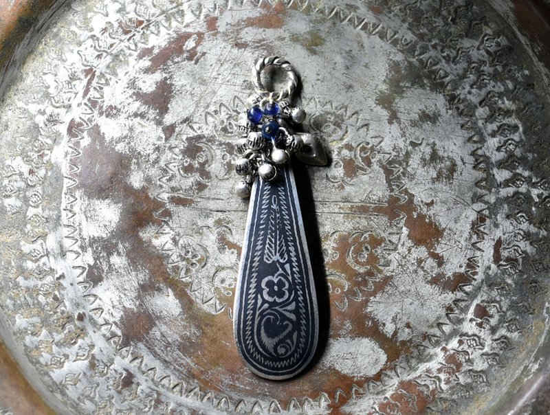 格鲁吉亚旧银与饱满的印度银铃铛、旧阿富汗银饰零件、蓝色古董珠所制的坠饰 - 项链 - 其他金属 银色