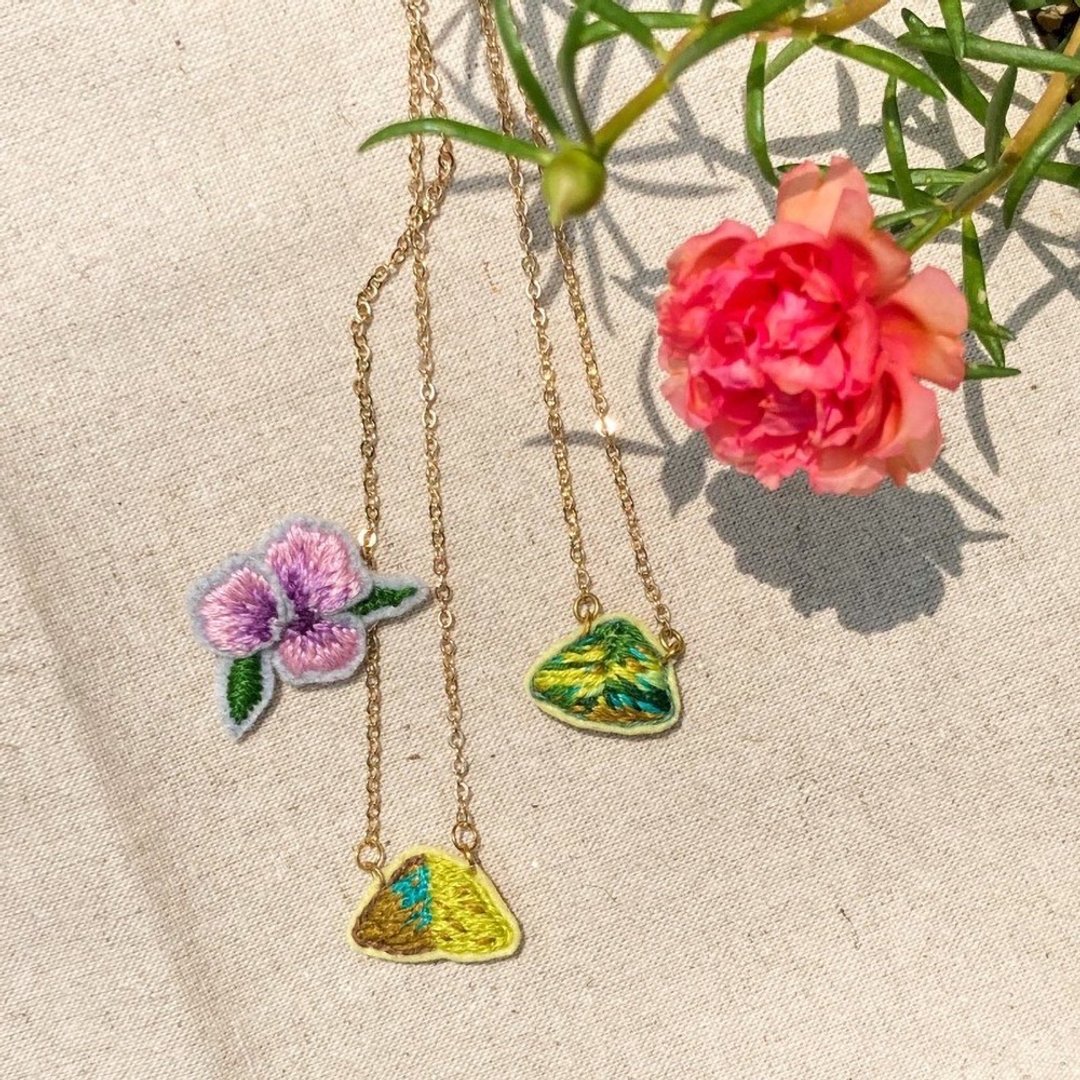 粉紫渐层花瓣刺绣胸针 立体手工刺绣饰品 - 胸针 - 绣线 