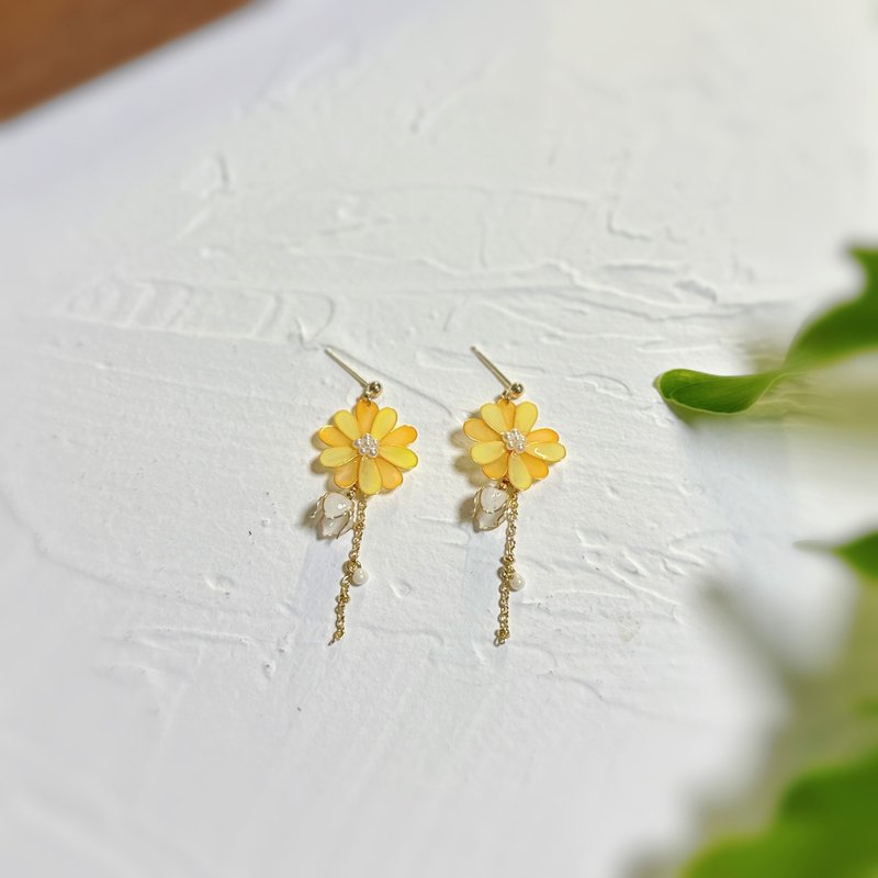 小雏菊 手作立体水晶花贴耳耳环 无痛耳夹 uv饰品 - 耳环/耳夹 - 其他材质 橘色