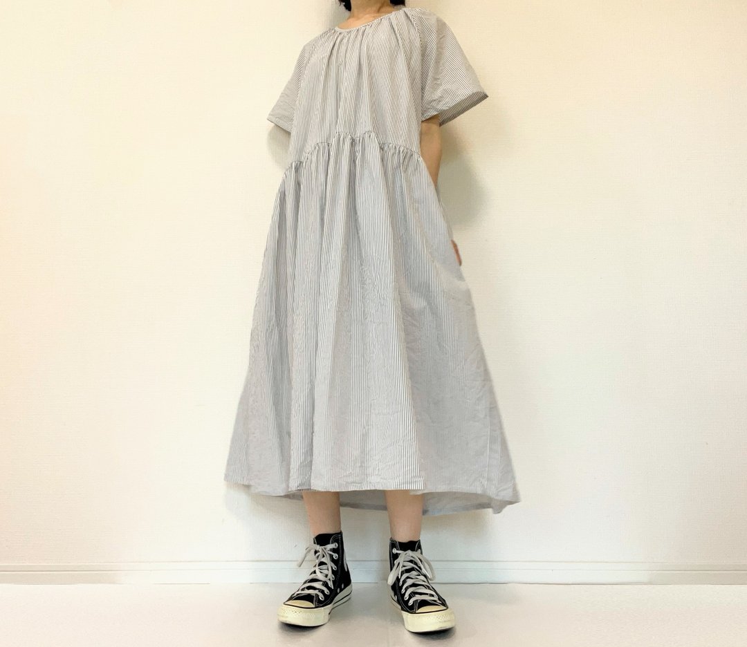 细条纹洋装 宽松版型 轻盈 短袖长版连身裙 附口袋 日本制手工灰 - 洋装/连衣裙 - 棉．麻 灰色