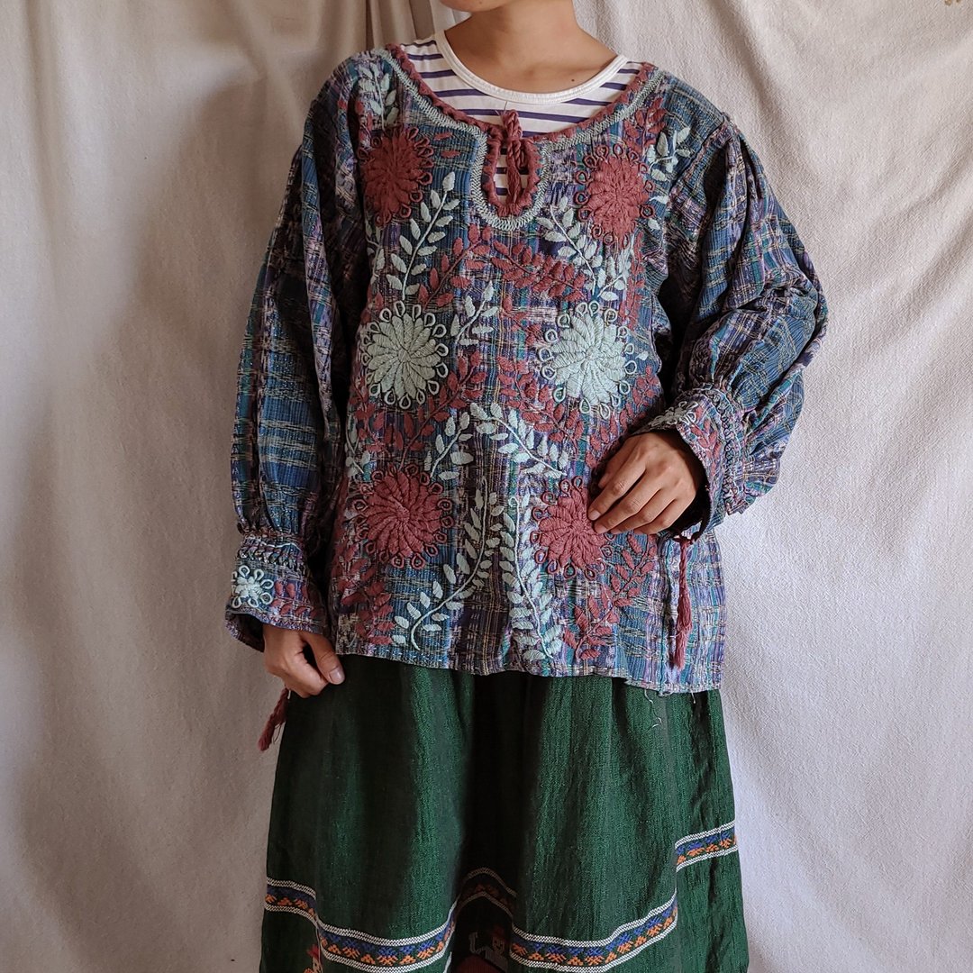 BajuTua /古着/ 墨西哥Chiapas 满版花卉立体刺绣织布上衣- Ikat - 女装上衣 - 棉．麻 多色