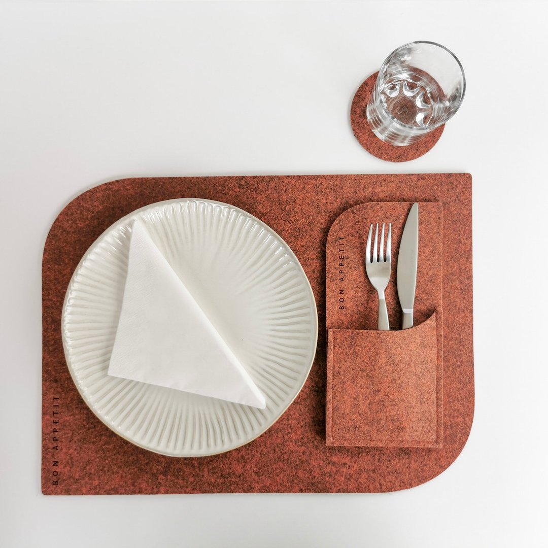 Felt placemat, coaster and cutlery holder set with engraved text bon appetit - 餐垫/桌巾 - 聚酯纤维 咖啡色
