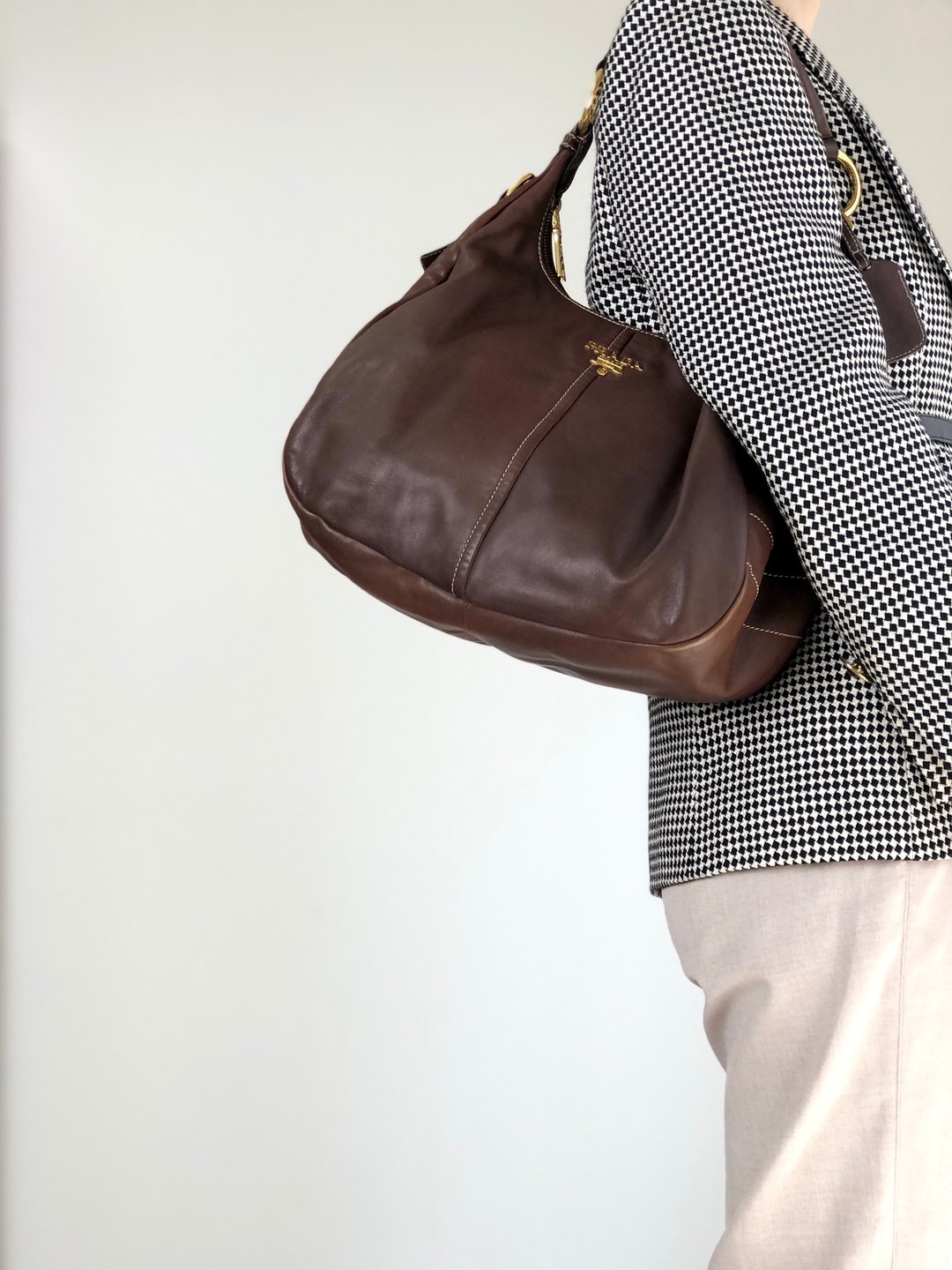 【日本直送 名牌中古包】PRADA 普拉达 手提包 棕色 标志 皮革  hobo 包 vintage 古董 c7p34v - 侧背包/斜挎包 - 真皮 咖啡色