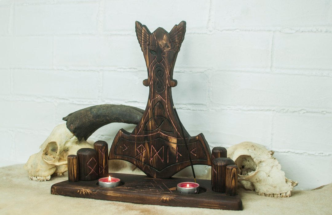 Pagan altar of the viking god Odin with sign Valknut - 墙贴/壁贴 - 木头 咖啡色