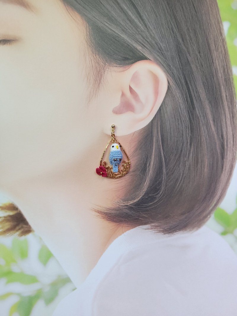 (订制)2024新款 | 鈎针编织 | 水滴形框文鸟耳针 | 浅蓝 - 耳环/耳夹 - 绣线 多色