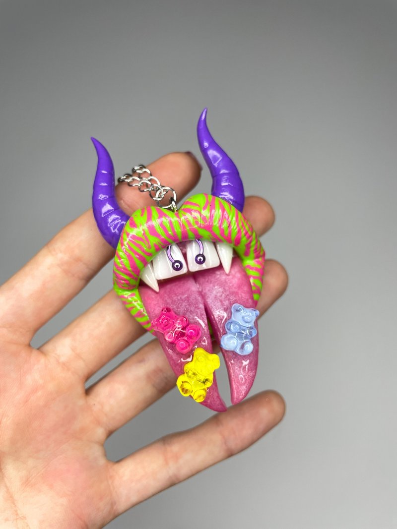 吊坠。绿色/紫色/粉红色嘴唇，带有小熊软糖。 - 项链 - 粘土 