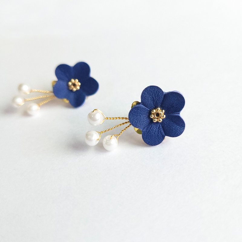 【花草集】雾雨 皮革花 珍珠 耳环/耳夹 - 耳环/耳夹 - 真皮 蓝色