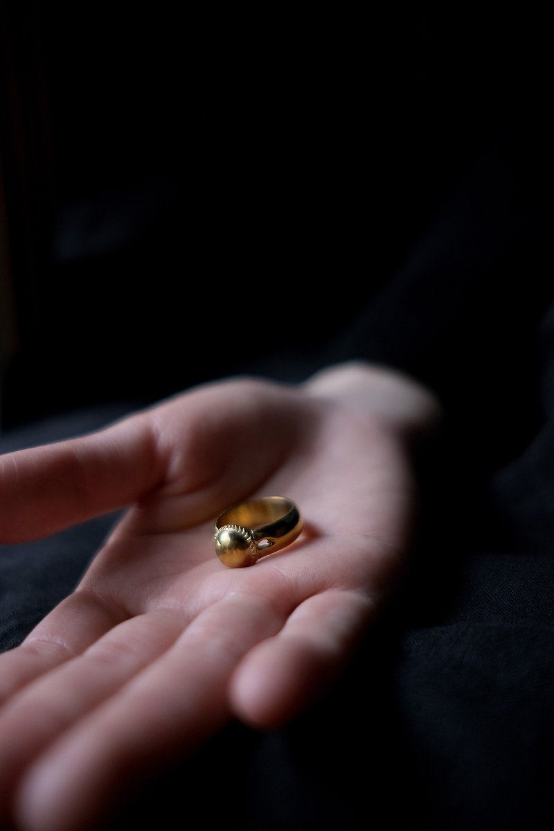 黄铜 圆石刻纹 篓空戒指 / 月神黛安娜 Diana - 戒指 - 铜/黄铜 