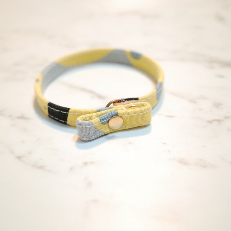 猫 小啾啾项圈 大力黄+点点灰 附扭转皮套/脖后贴片 附铃铛 - 项圈/牵绳 - 棉．麻 黄色