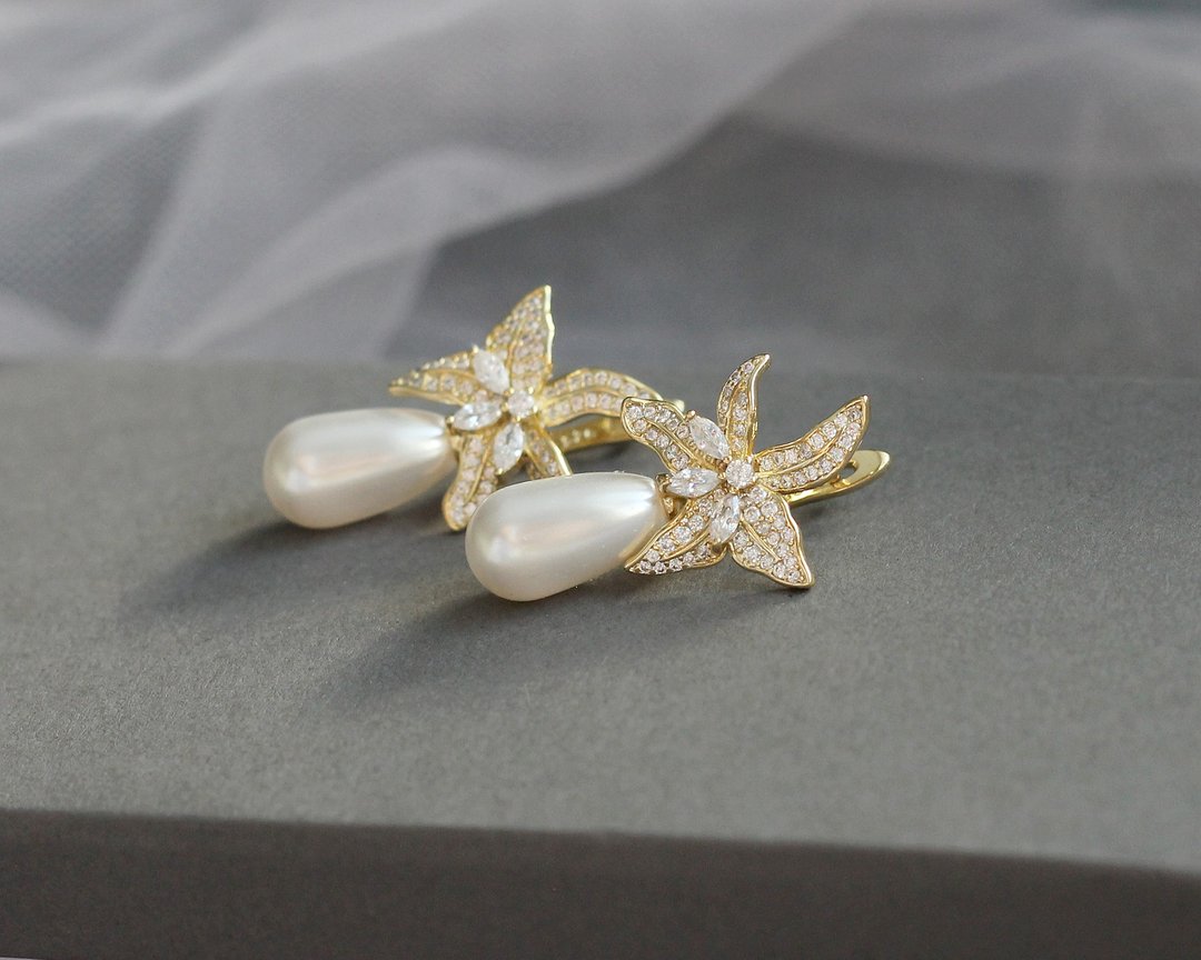 Wedding earrings pearl / CZ Flower Earrings / Brtidal earrings statement - 耳环/耳夹 - 玻璃 金色