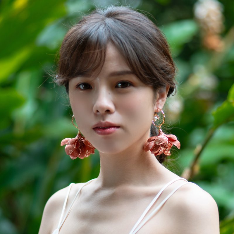 Mavis 粉绒羽毛羚角正绢大花珠串C型耳针耳环 - 耳环/耳夹 - 其他材质 粉红色