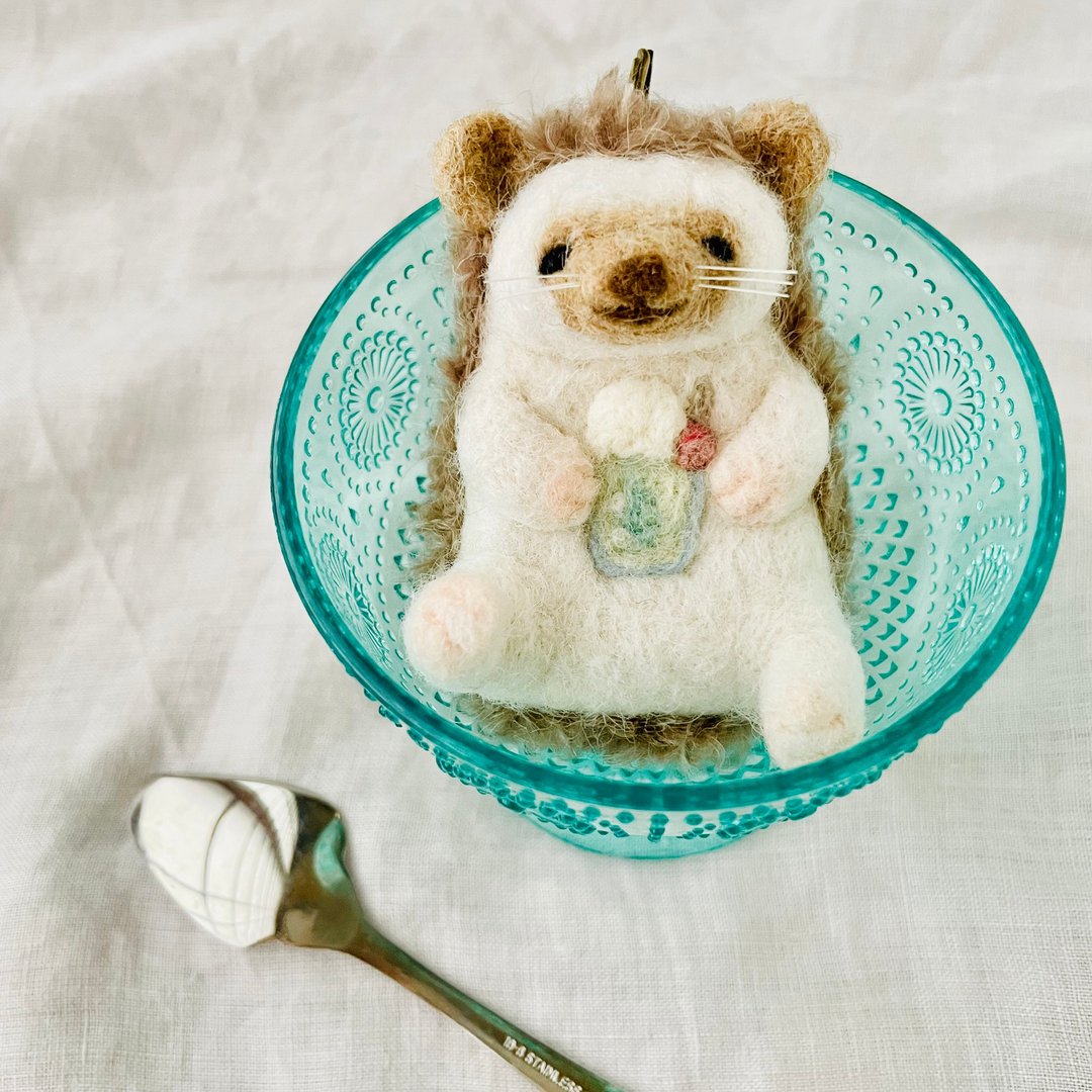Hedgehog bag charm with cream soda - 编织/刺绣/羊毛毡/裁缝 - 羊毛 咖啡色