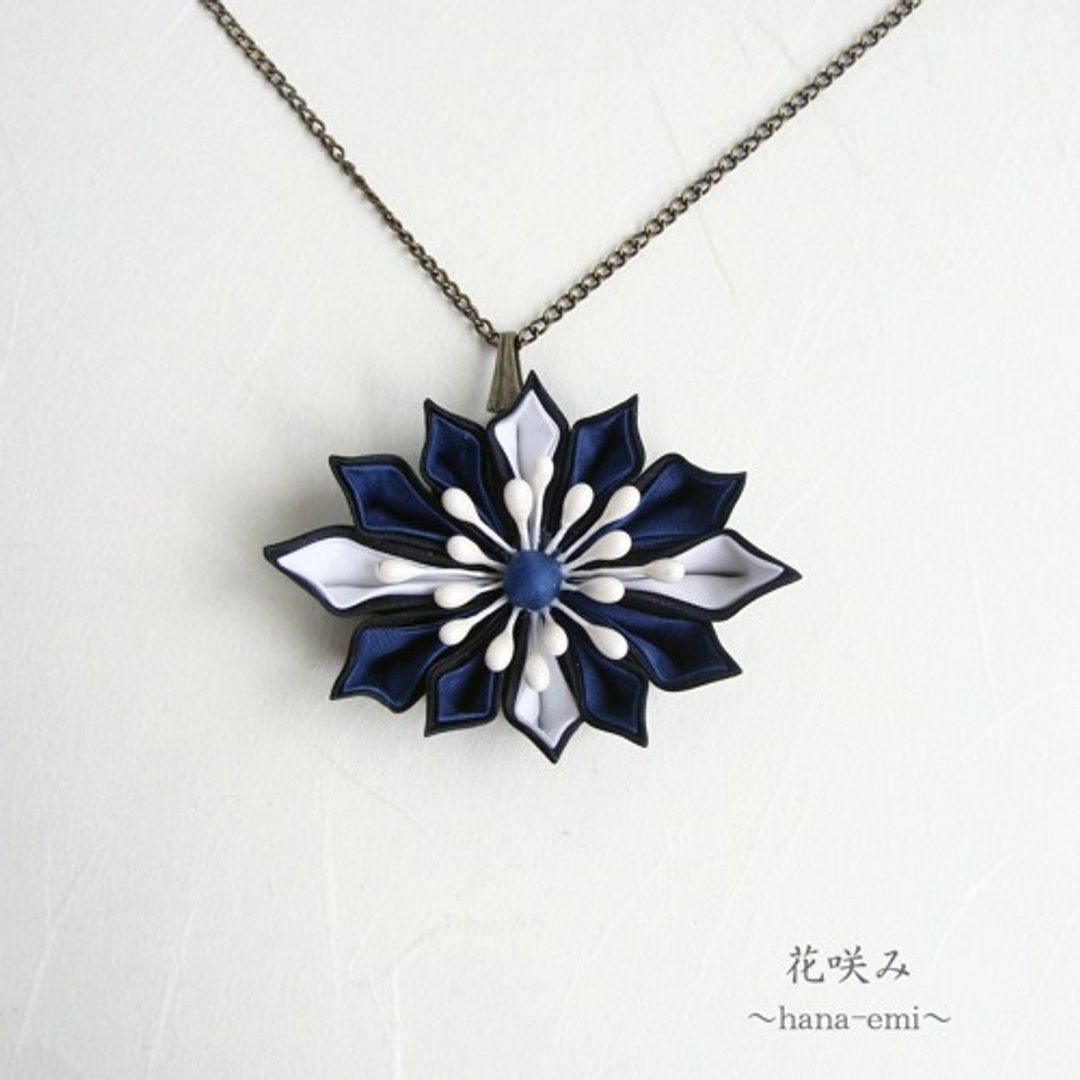 花崎十字设计吊坠蓝色 x 白色 Tsumami Crafts - 项链 - 棉 蓝色