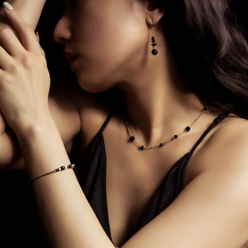 红心皇后的魔镜 l 黑玛瑙红石榴耳勾式耳环 E0020 - 耳环/耳夹 - 宝石 