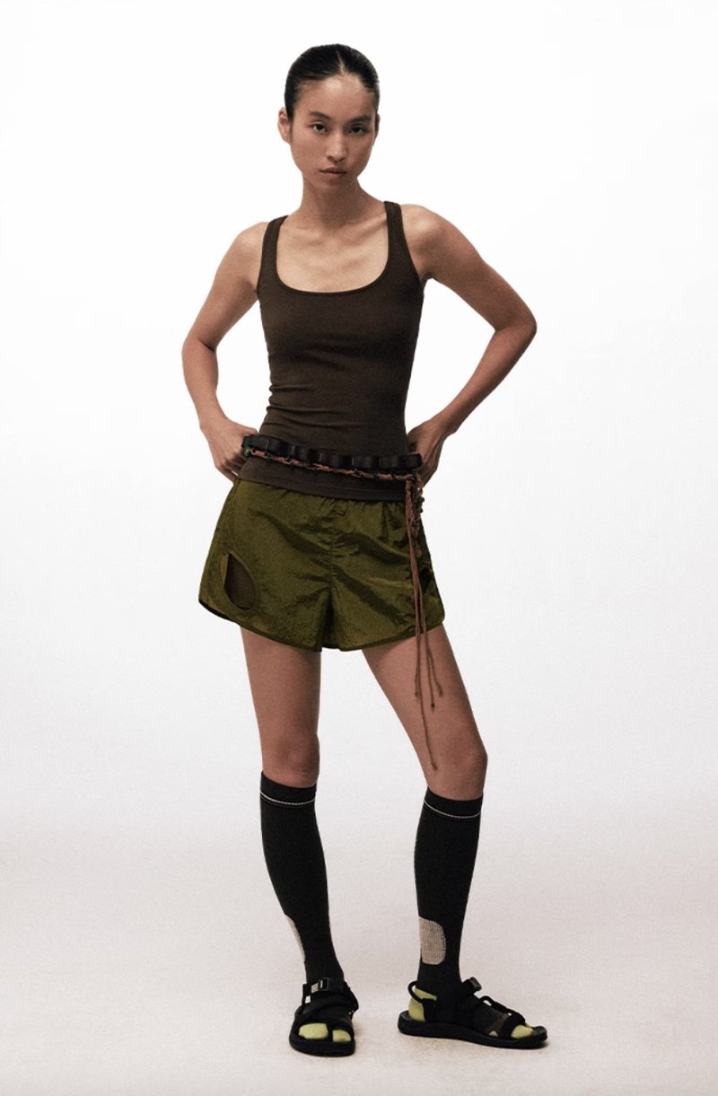 挖洞切口 微金属感户外运动短裤 - 女装短裤 - 棉．麻 绿色