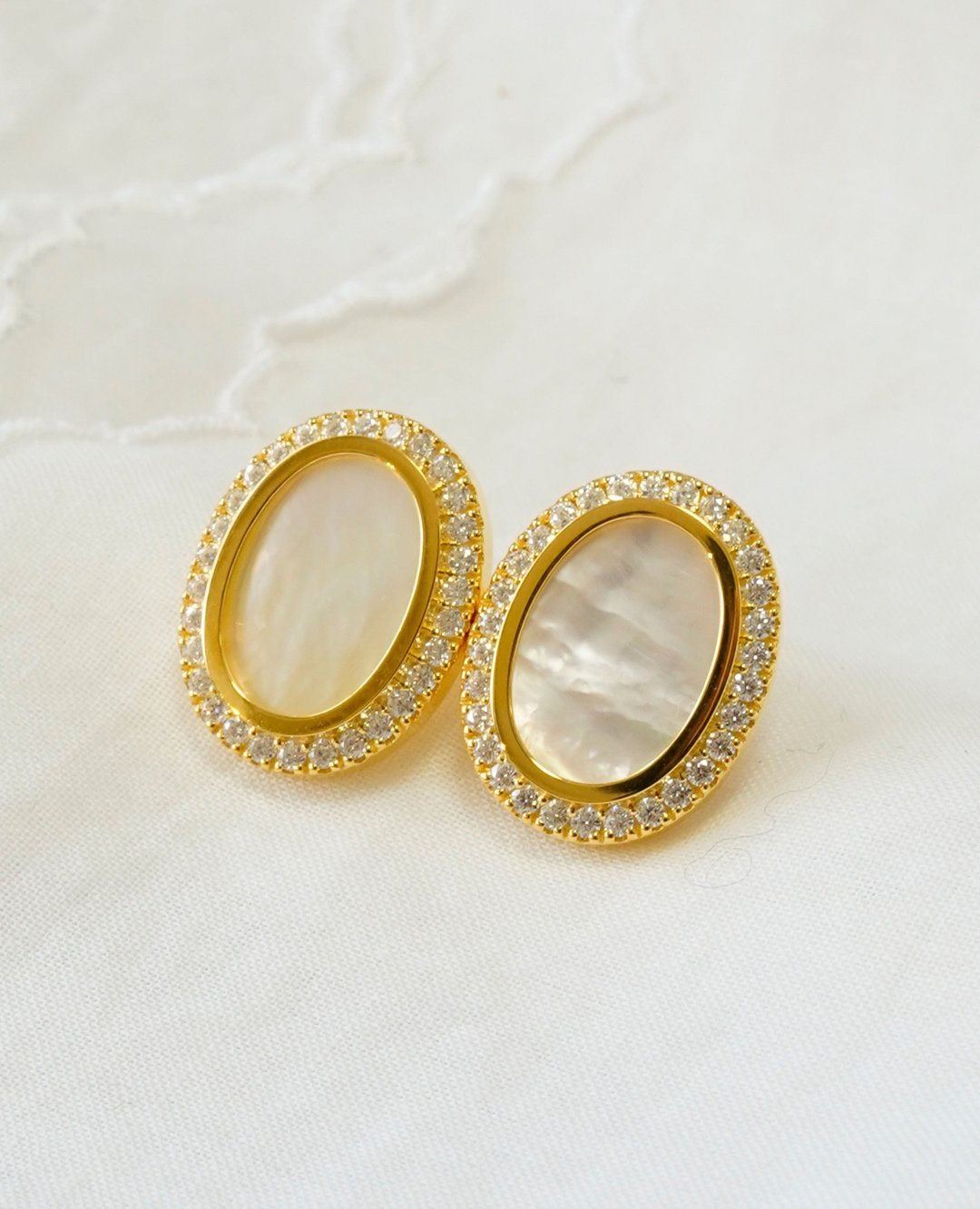 SV Melee Mother of Pearl pierced 珍珠母贝耳环 - 耳环/耳夹 - 其他金属 白色