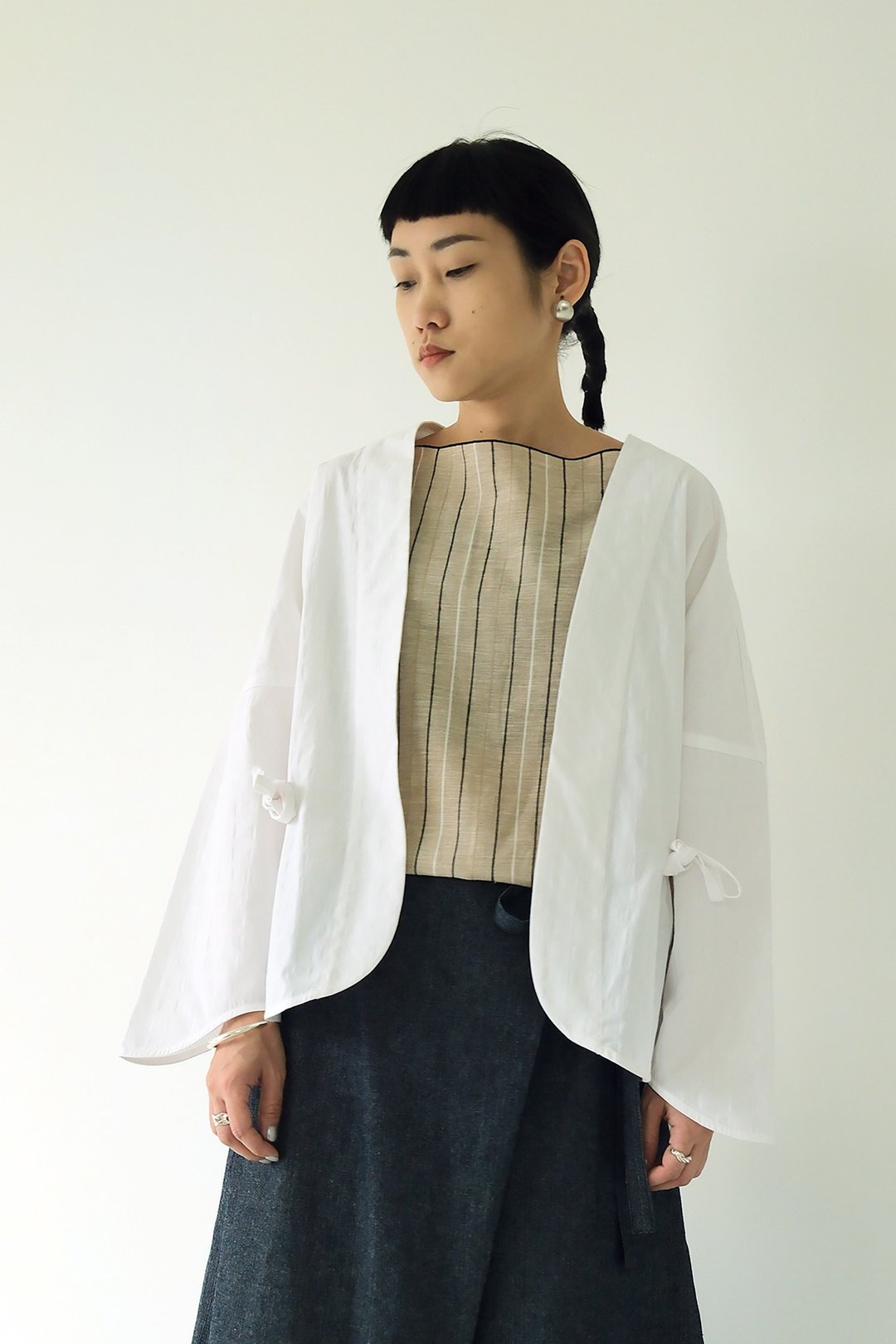 川 衣 WEAR BEING  燕尾袖开襟外套 压纹白 - 女装上衣 - 棉 白色
