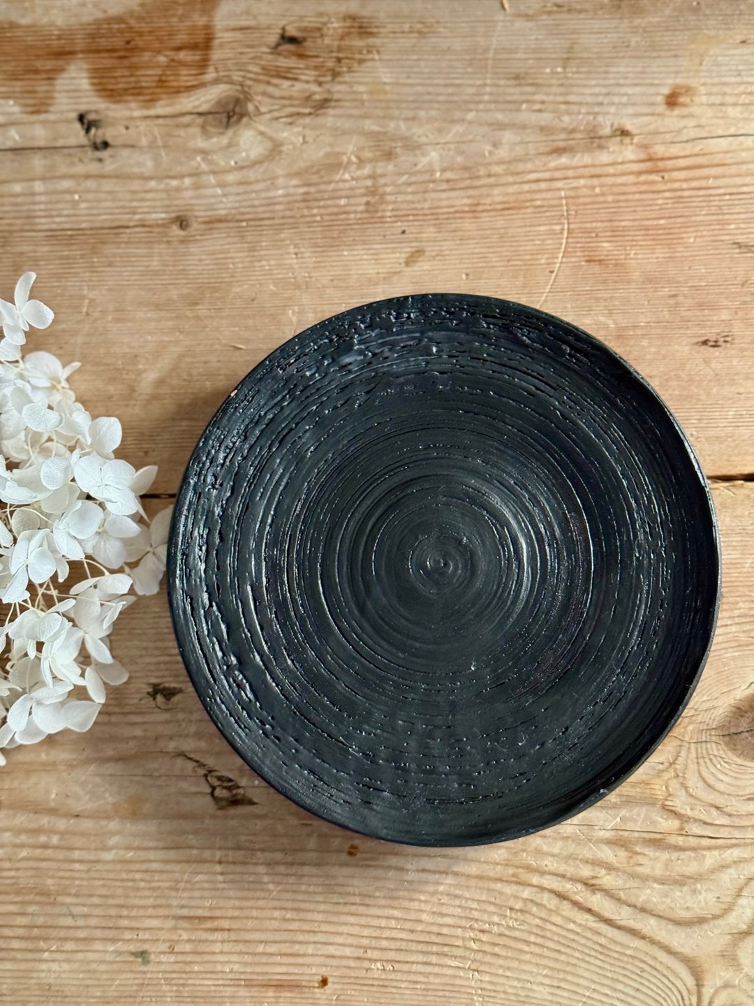 40039-独特粗糙面细圈足雾黑盘15cm Unique rough surface plate - 盘子/餐盘/盘架 - 陶 